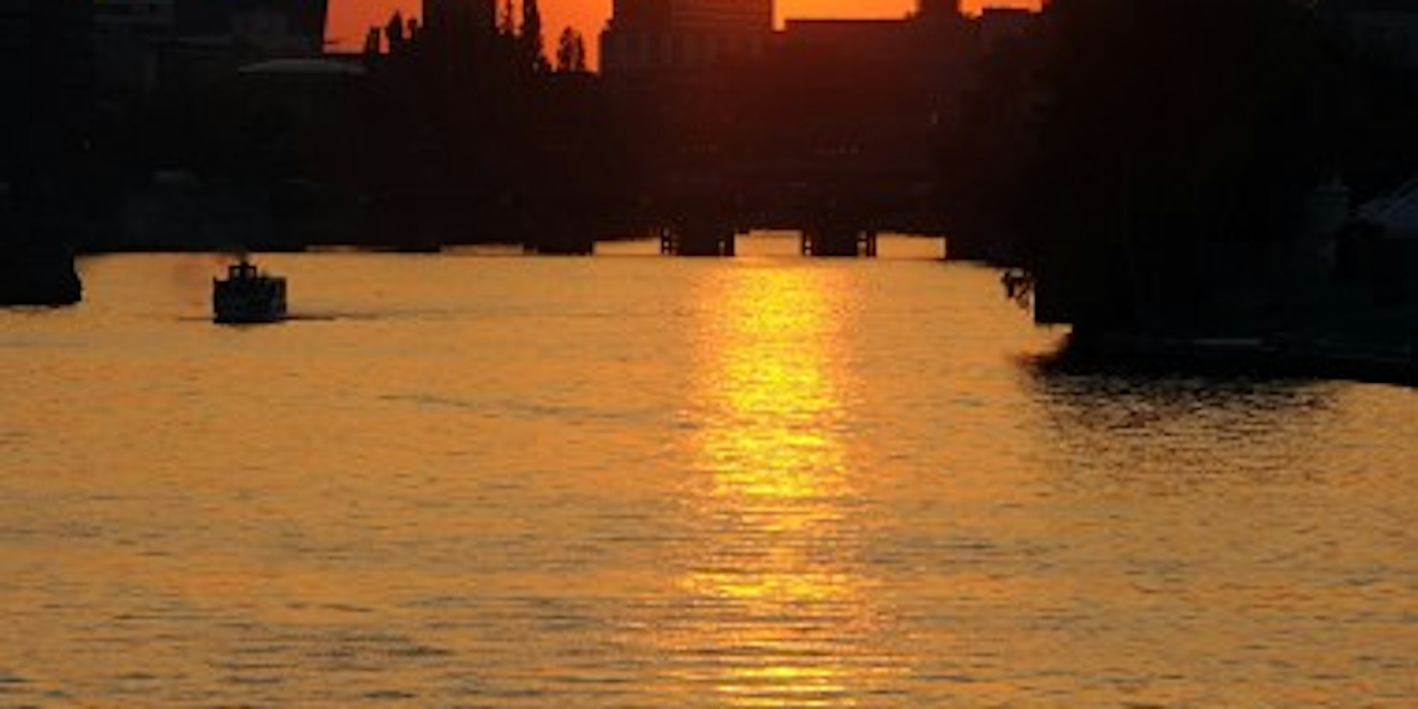 Ein Schiff fährt in Berlin bei Sonnenuntergang auf der Spree. (Bild: dpa)