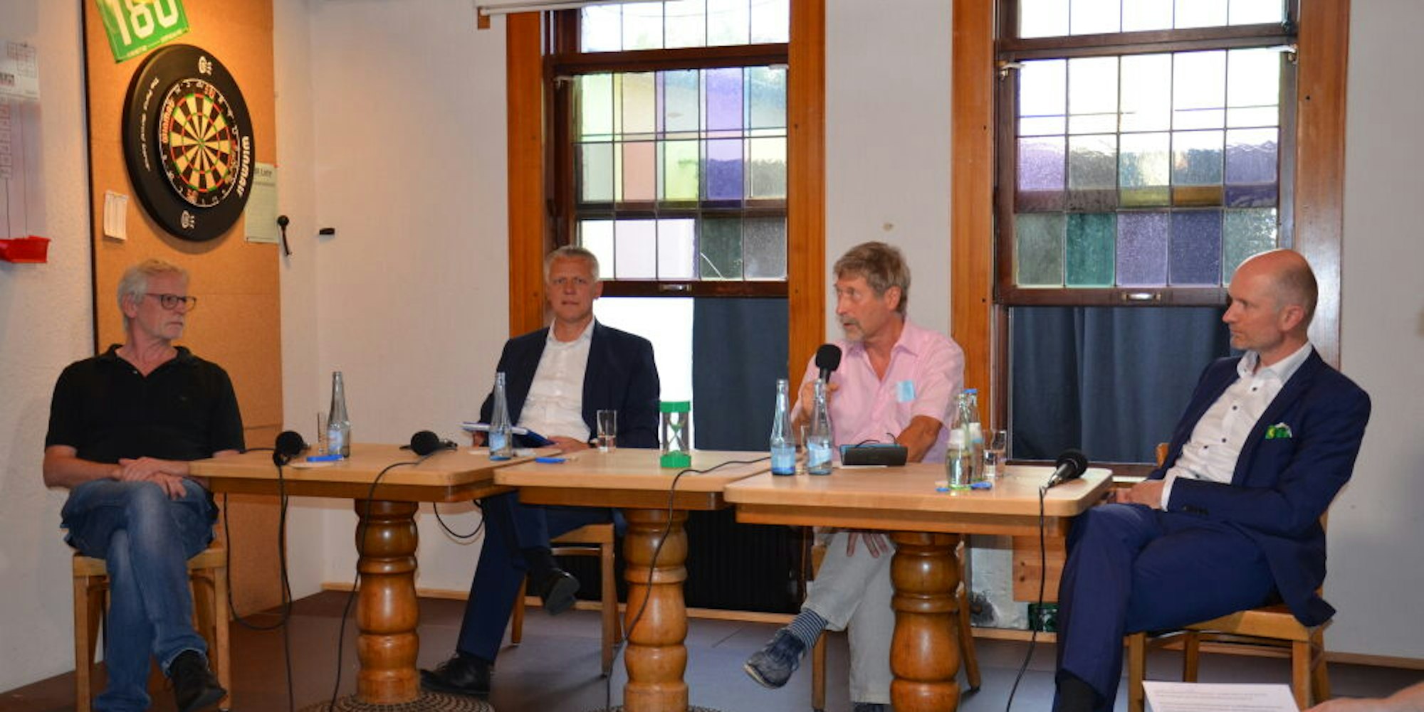 Die vier Bürgermeisterkandidaten stellten in der Gaststätte „Zur Eule“ ihre Positionen vor.