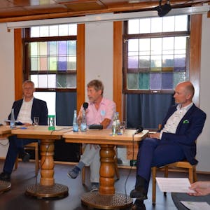 Die vier Bürgermeisterkandidaten stellten in der Gaststätte „Zur Eule“ ihre Positionen vor.