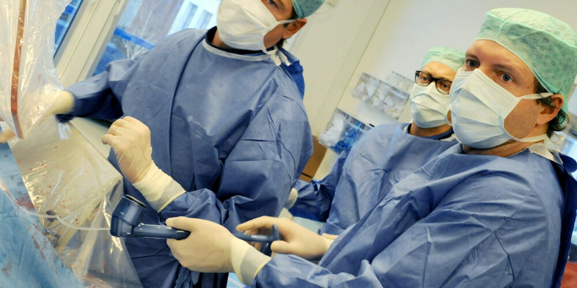 Bei einem Patienten mit der „Schaufensterkrankheit“ wird ein Stent in den Oberschenkel eingesetzt. Das Foto entstand bei einer Operation in Leipzig.