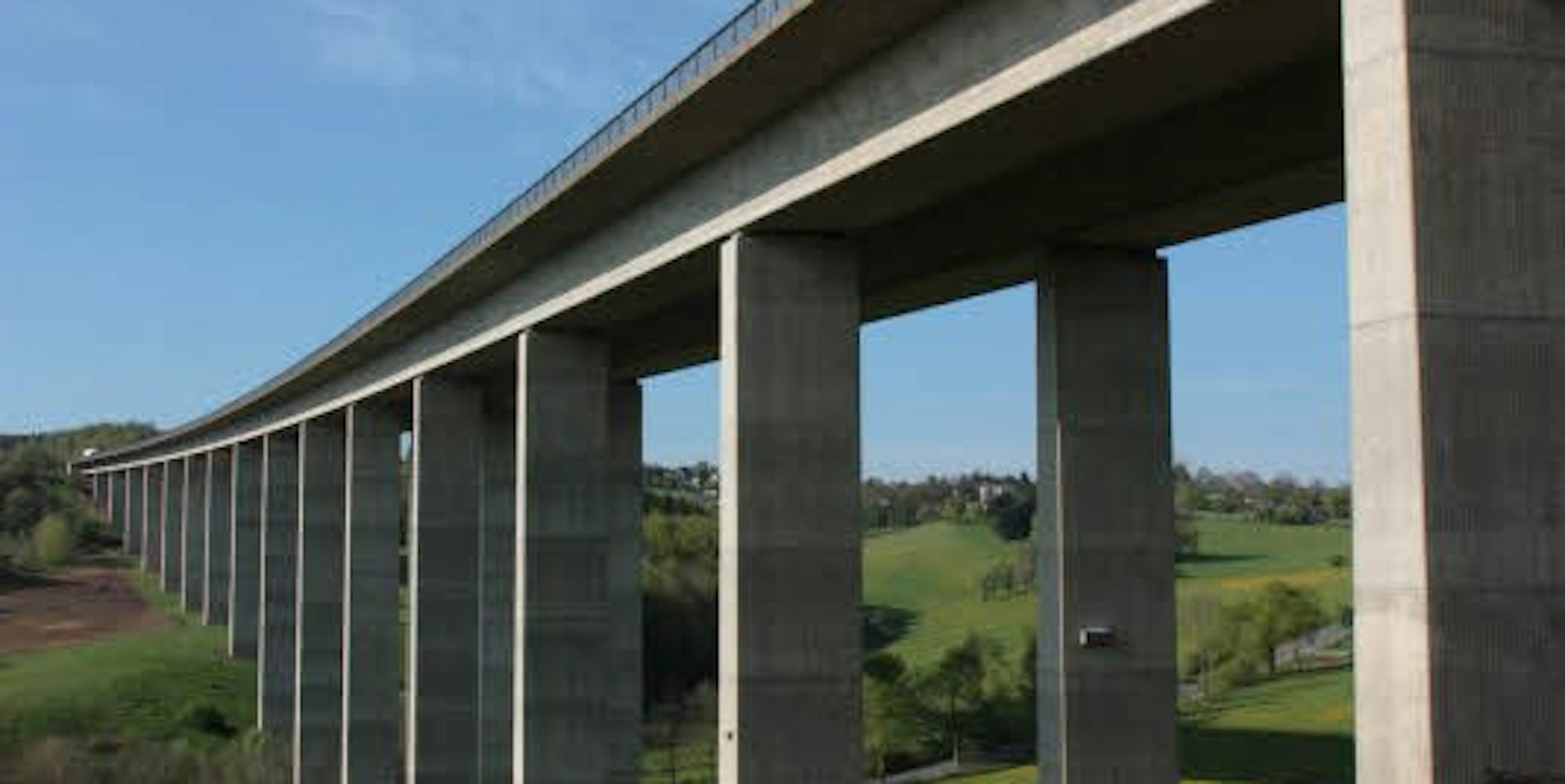 Keine wirksamen Sicherheitsgitter gibt es auf der 820 Meter langen Talbrücke bei Zingsheim.