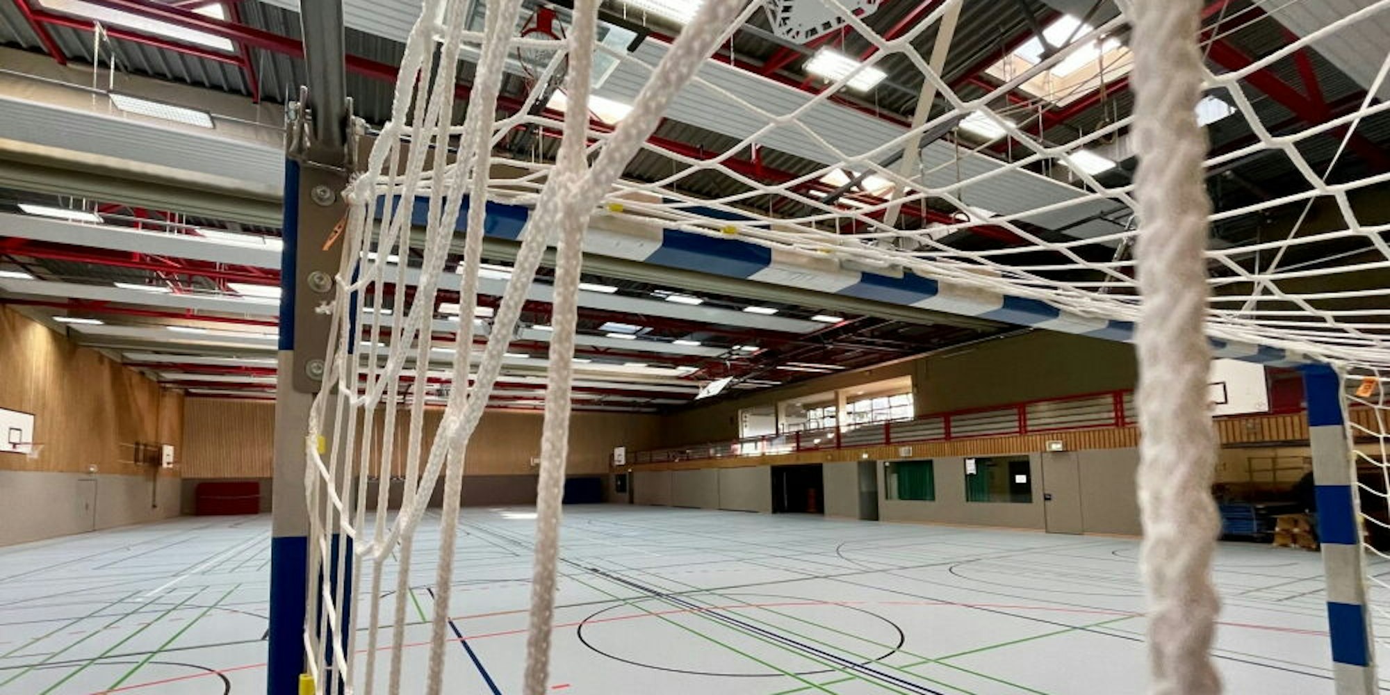 Die Fußballtore lassen sich nun über eine Seilwindentechnik nach oben befördern.