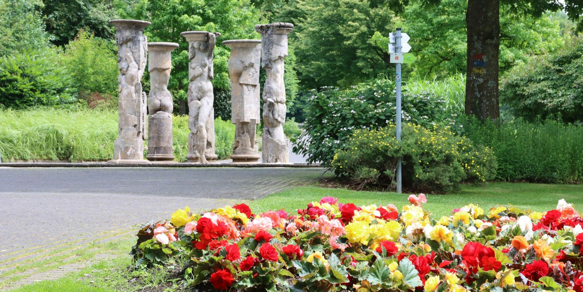 Der Säulenbrunnen gehört zu den auffälligsten Sehenswürdigkeiten im Nümbrechter Kurpark.