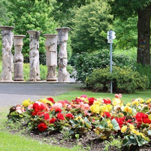 Der Säulenbrunnen gehört zu den auffälligsten Sehenswürdigkeiten im Nümbrechter Kurpark.