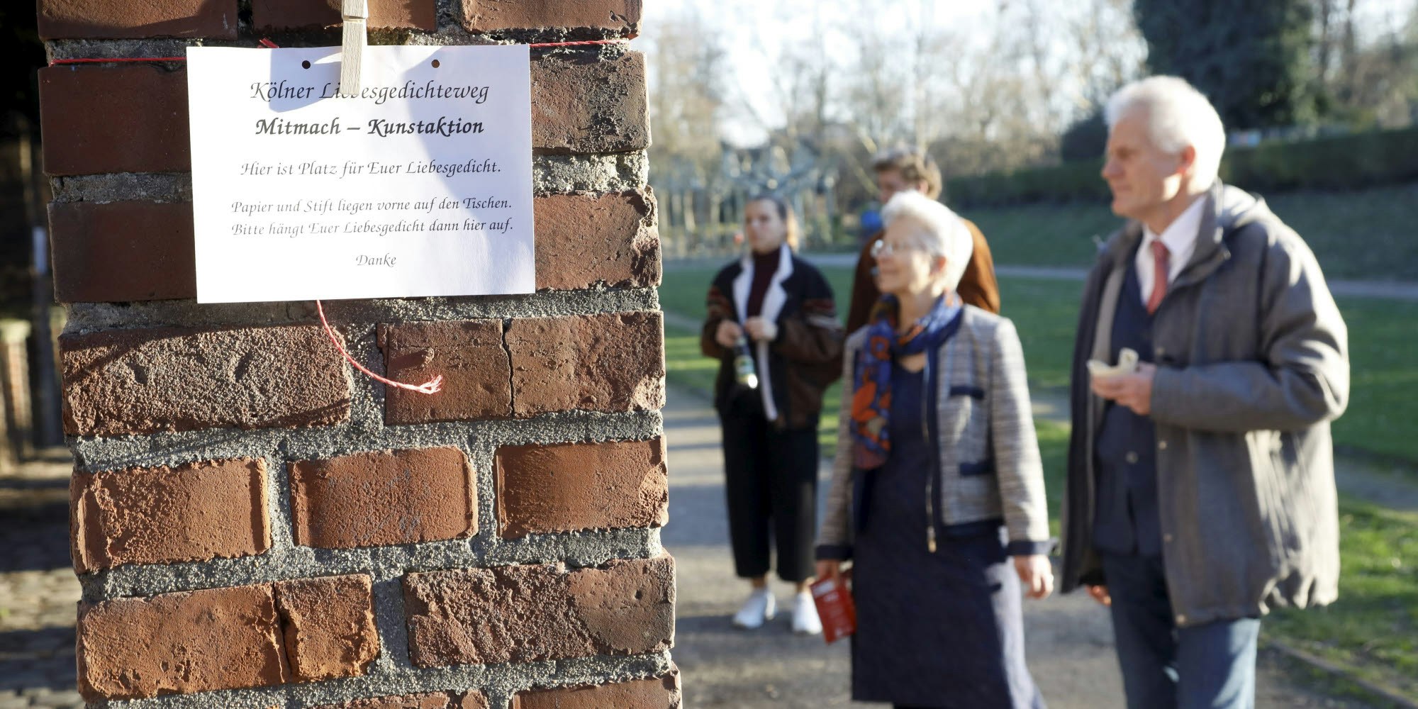 Kölner Liebesgedichteweg, Mitmach-Kunstaktion, Hier ist Platz für Euer Liebesgedicht, stand auf den Zetteln im Friedenspark. Foto: kra