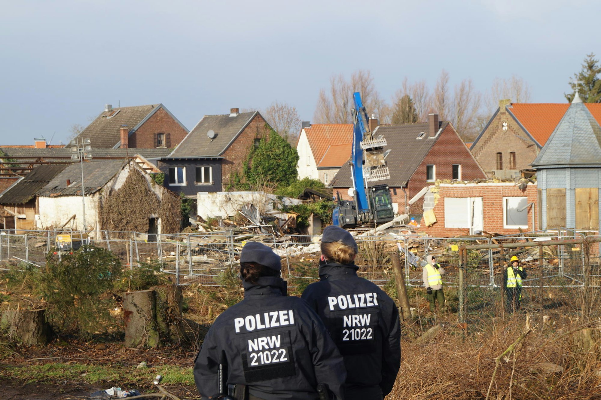 Polizisten und Sicherheitskräfte sicherten die Abbrucharbeiten in Lützerath am Tagebau Garzweiler ab.