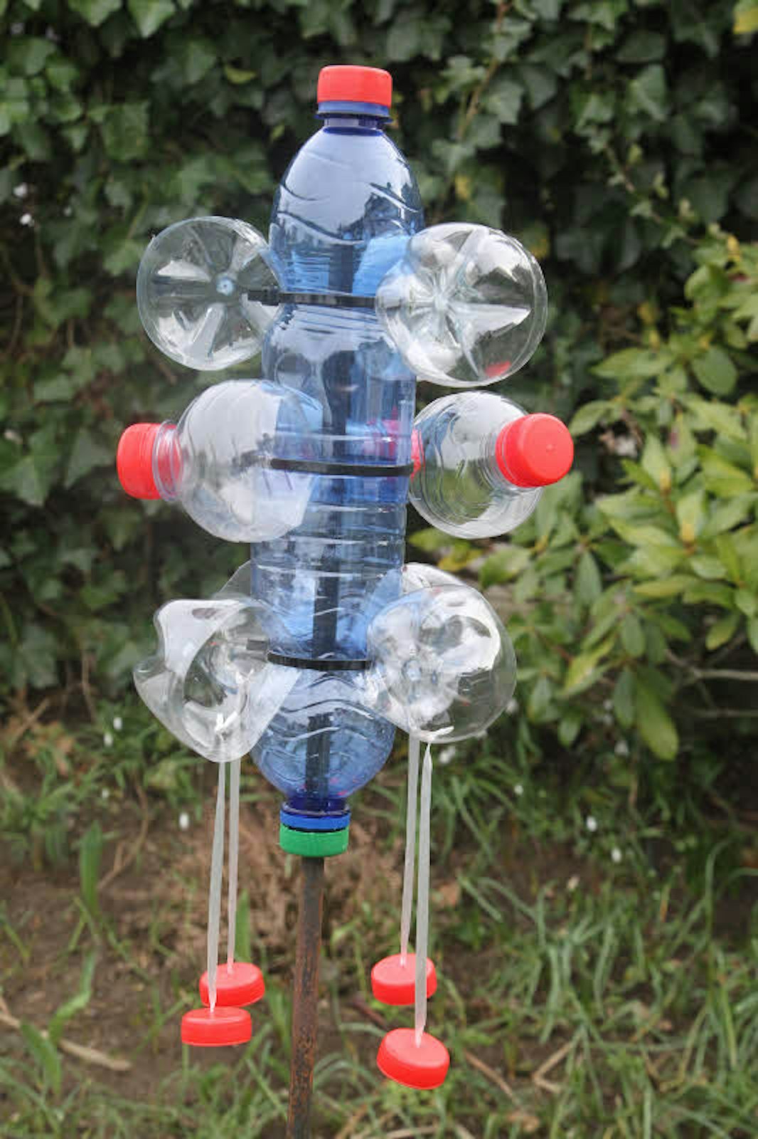 Ein drehbares Objekt aus transparenten Plastikflaschen