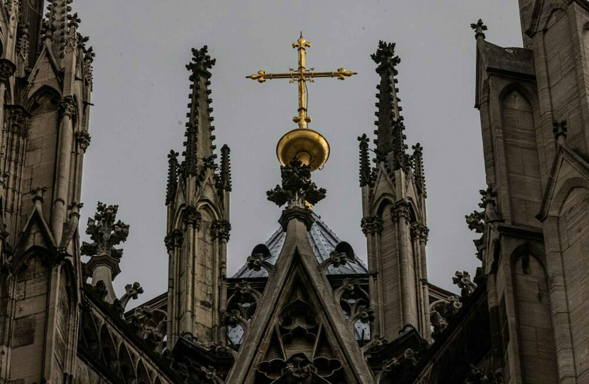 Das goldene Kreuz auf dem Chordach ist 700 Jahre alt.