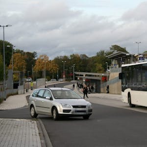 Busse, Autos und Fußgänger – vor dem Liblarer Bahnhof ist die Situation in Stoßzeiten manchmal gefährlich.