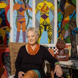 Edith Fischer lernte einst Damenschneiderin und arbeitet auch als Künstlerin viel mit Textilien. Ihr Wohnzimmer ist zugleich eine Galerie.