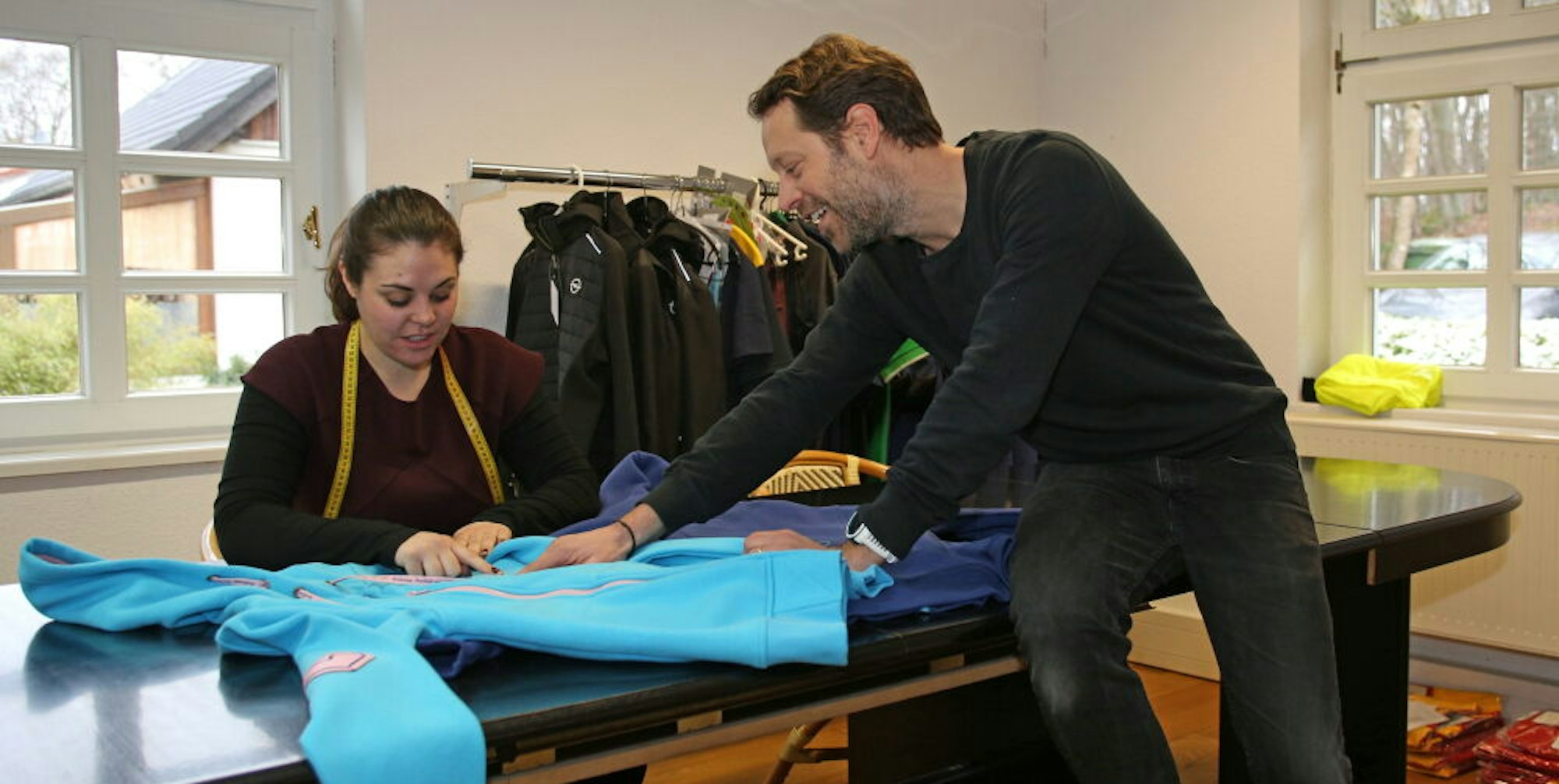 Souvenir-Hoodies für Norderney, warme Jacken für DHL: Florian Pankonin mit Designerin Laura Bilgili.