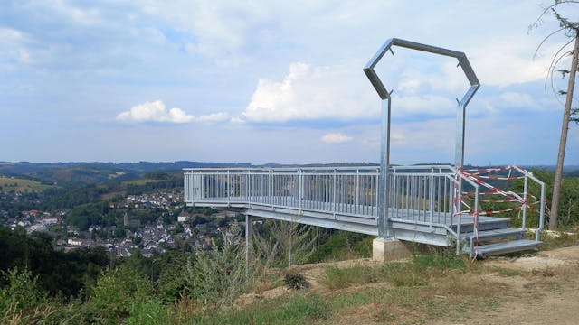 Freie Sicht auf Morsbach verspricht das neue Aussichtsplateau, das der Heimatverein gebaut hat.
