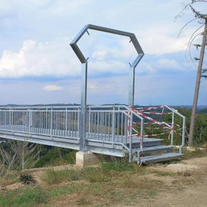 Freie Sicht auf Morsbach verspricht das neue Aussichtsplateau, das der Heimatverein gebaut hat.