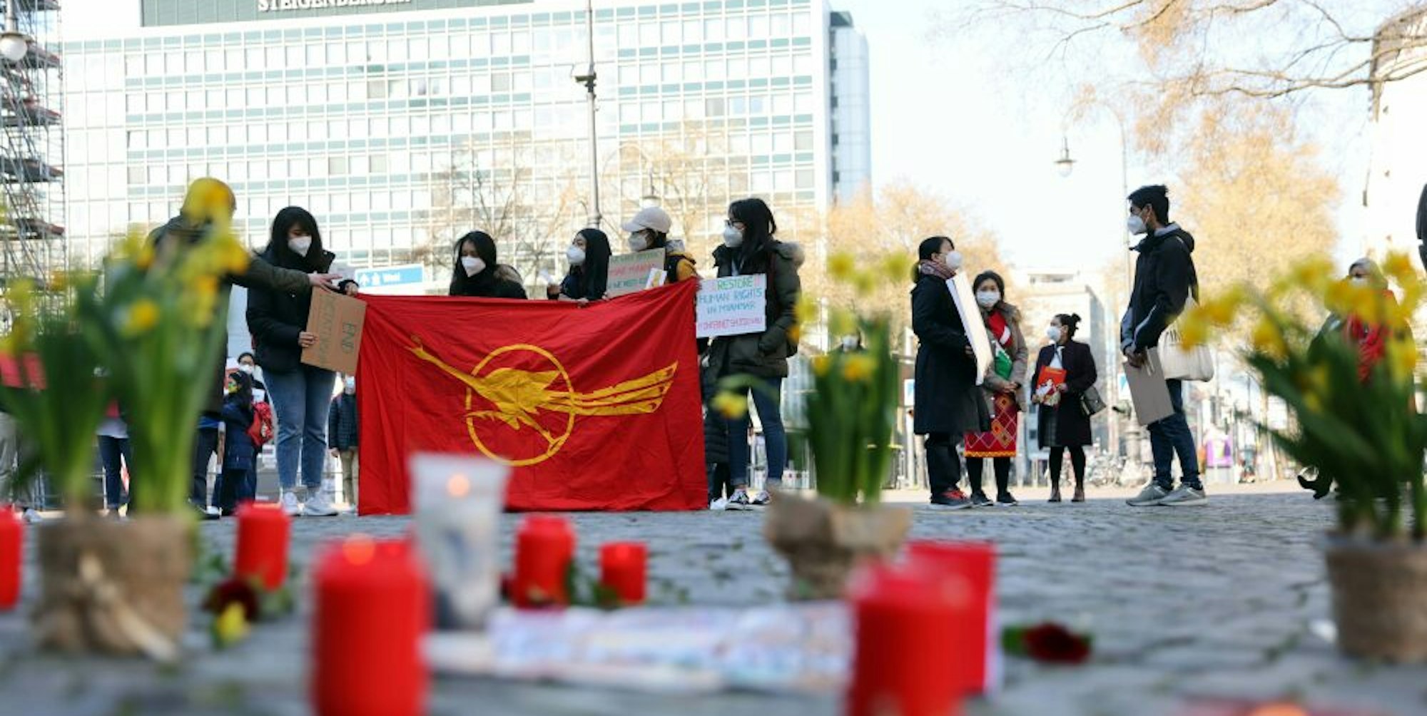 Mit Kerzen und Narzissen waren die Demonstranten zum Rudolfplatz gekommen.