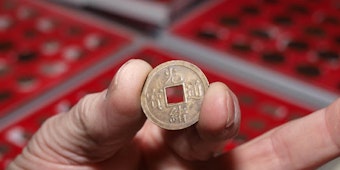 Selbst alte chinesische Yen mit einem Loch in der Mitte hat mancher der Kölner Münzfreund in seiner Sammlung.
