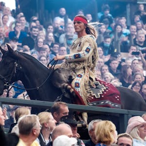 Die Schauspieler Sascha Hödl als Winnetou reitet durch das Publikum bei der Premiere von "Der Ölprinz" bei den Karl-May-Spielen auf der Freilichtbühne am Kalkberg.
