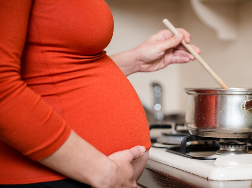 Schwangere brauchen 450 bis 550 Mikrogramm Folsäure pro Tag.