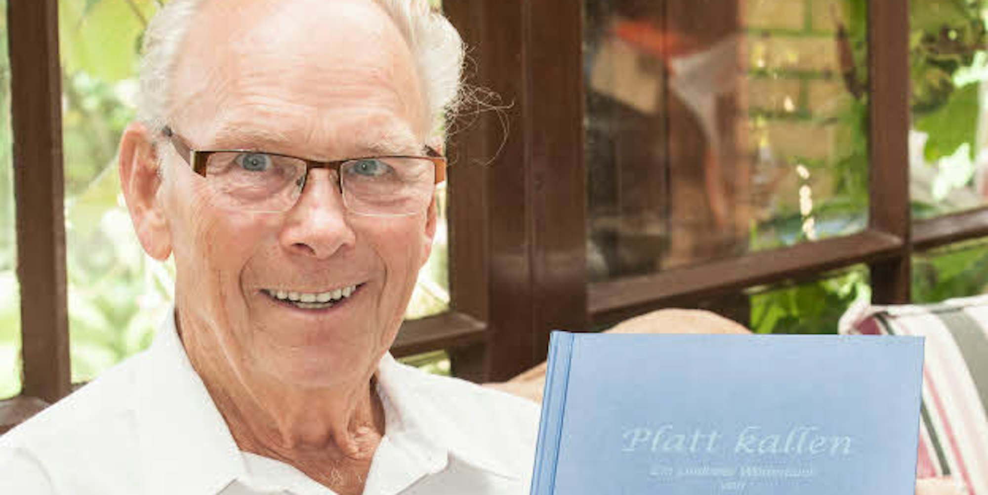 Horst Börsch mit der neuen Auflage seines Wörterbuchs „Platt kallen“ für die Lindlarer Mundart.