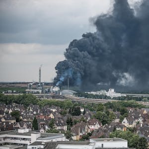 explosion in Leverkusen, riesige Rauchsäule steigt auf