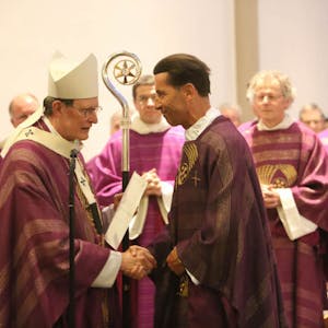Ins Amt eingeführt: Erzbischof Rainer Maria Kardinal Woelki und der neue Stadtdechant Wolfgang Picken.