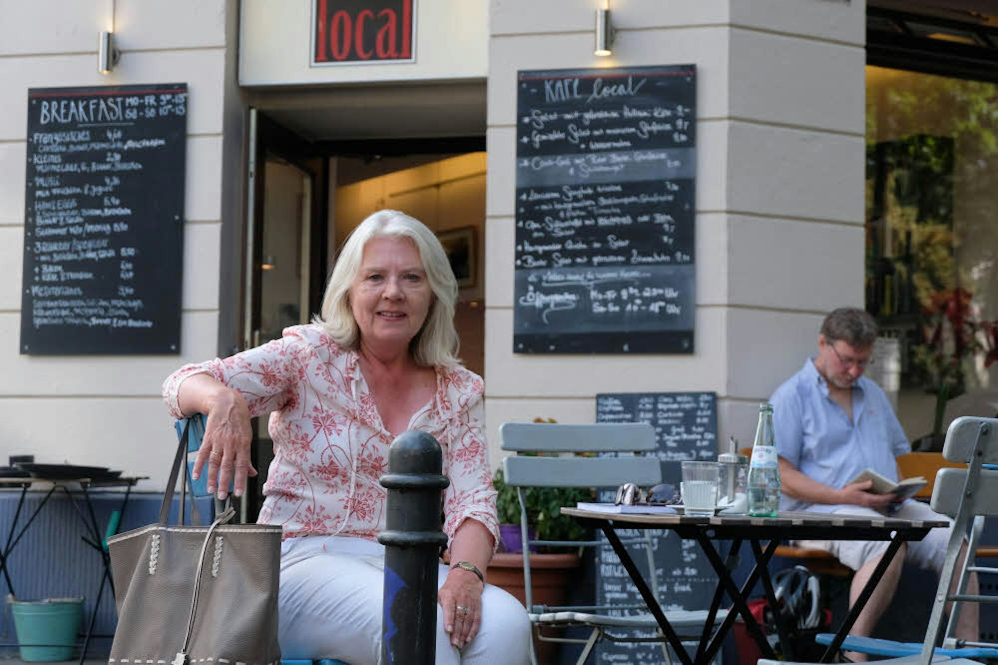 Lindenthals ehemalige Bezirksbürgermeisterin Helga Blömer-Frerker vor dem Café Lokal.