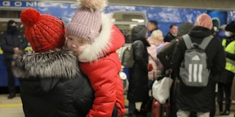 Zu Hunderttausenden sind die Bürger der Ukraine vor dem Krieg auf der Flucht.