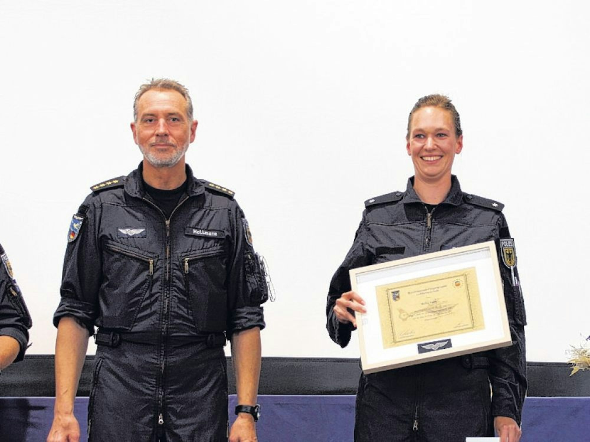 Der Leiter der Bundespolizei-Fliegergrupppe überreichte Marion Bialas als einziger Frau die Lizenz.