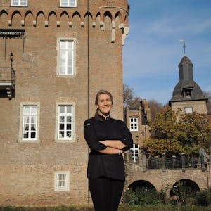 Deutschlands jüngste Sterneköchin, Julia Komp, verlässt Schloss Loersfeld in Kerpen in Richtung Asien und Nordafrika.