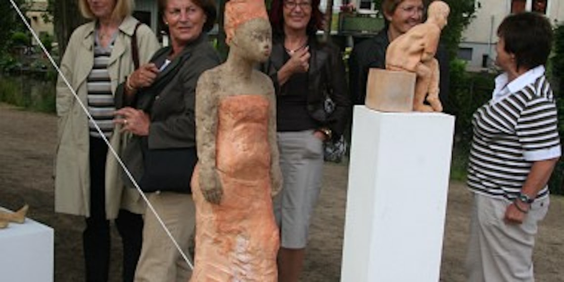 Marie im Festtagskleid stand am Sonntag inmitten der Besucher. Für die imposante Figur hat eine 19-Jährige der Künstlerin Annegret Dellen Modell gestanden.