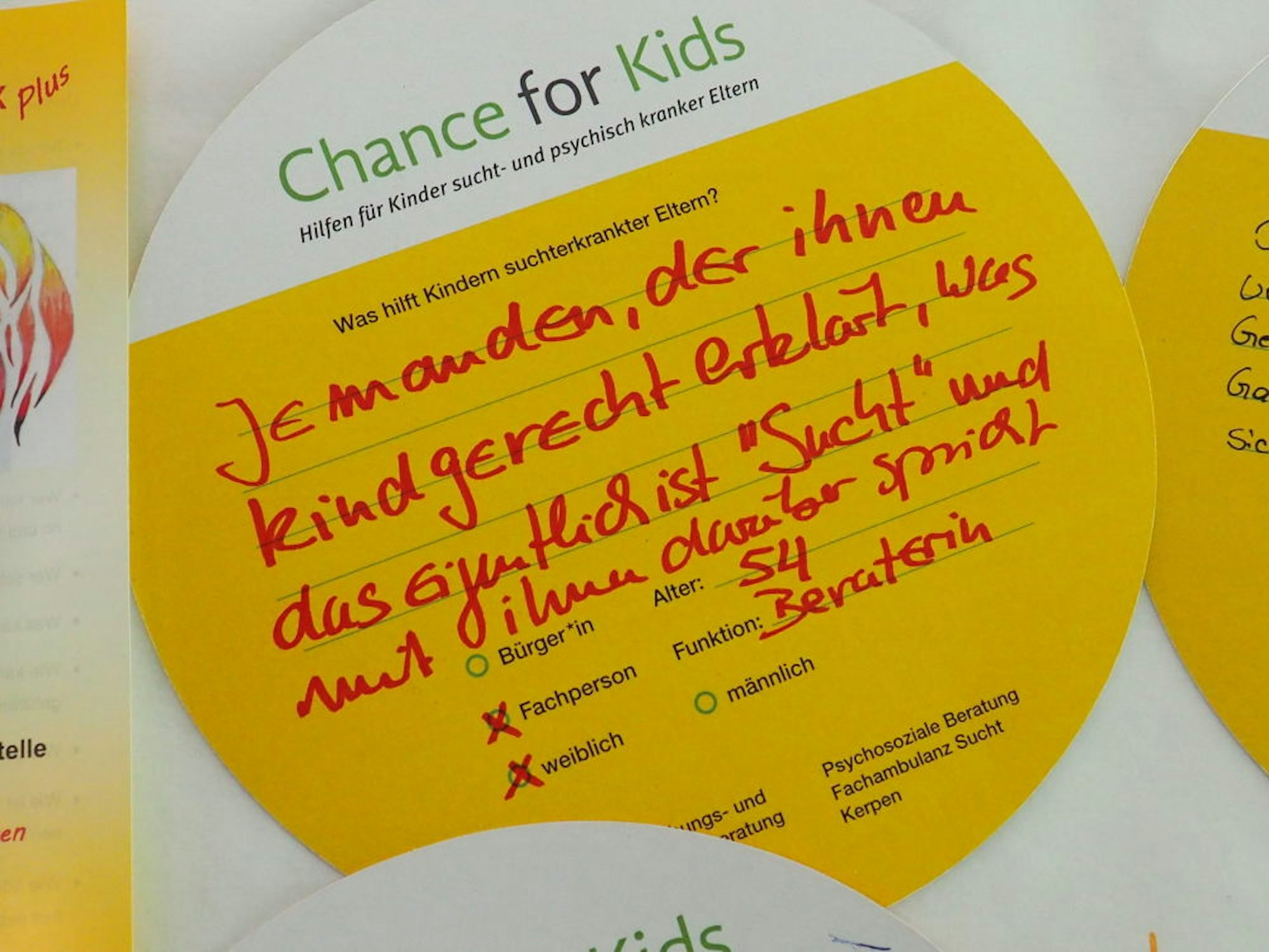 Rund 180 Karten sind ausgefüllt worden mit Vorschlägen, was Kindern suchtkranker Eltern helfen könnte.