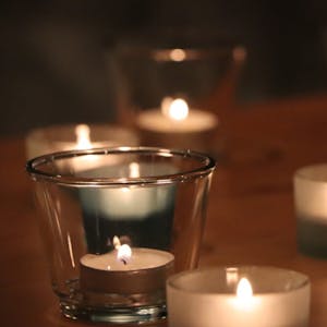 Kerzen brennen für den Frieden auch in der evangelischen Kirche in Frechen.