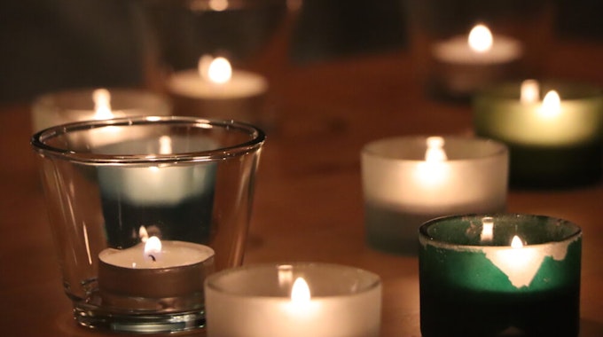 Kerzen brennen für den Frieden auch in der evangelischen Kirche in Frechen.