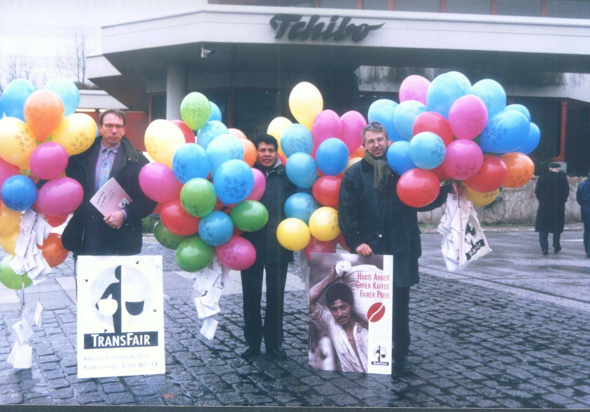 Die Protestaktion vor der Tchibo-Zentrale im Jahr 1996. Ganz rechts: Dieter Overath