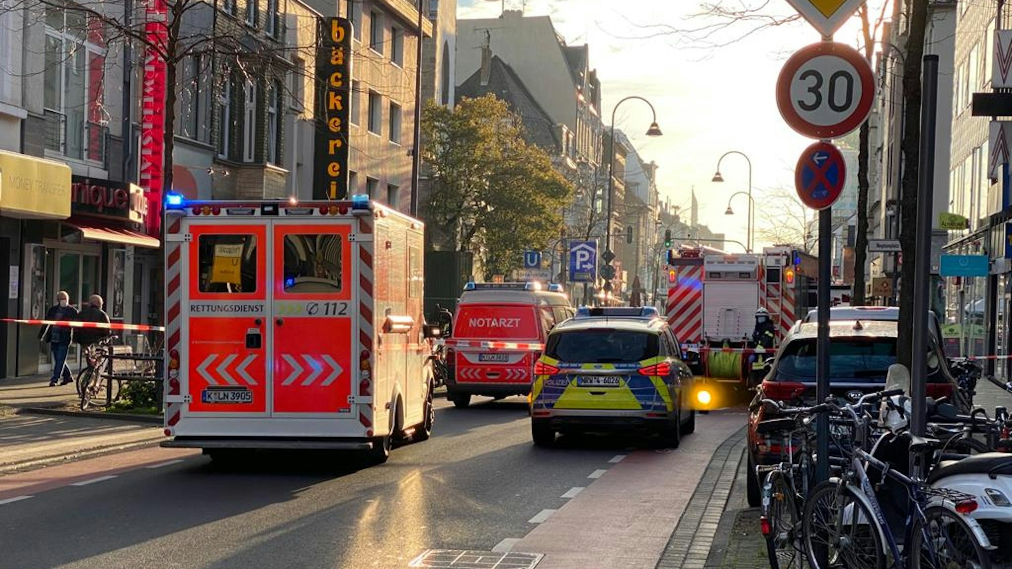Unfall auf der Venloer Straße in Köln, Polizei und Rettungsdienst vor Ort.