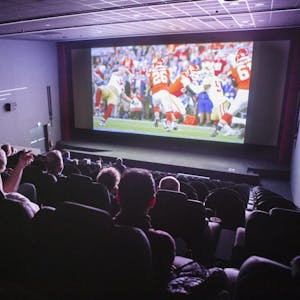 San Francisco gegen Kansas City in Gummersbach: 75 Zuschauer der Live-Übertragung im Kinocenter Seven machten die Nacht zum Tag.