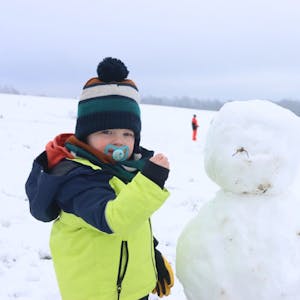 Noah Rosner baute seinen ersten Schneemann.
