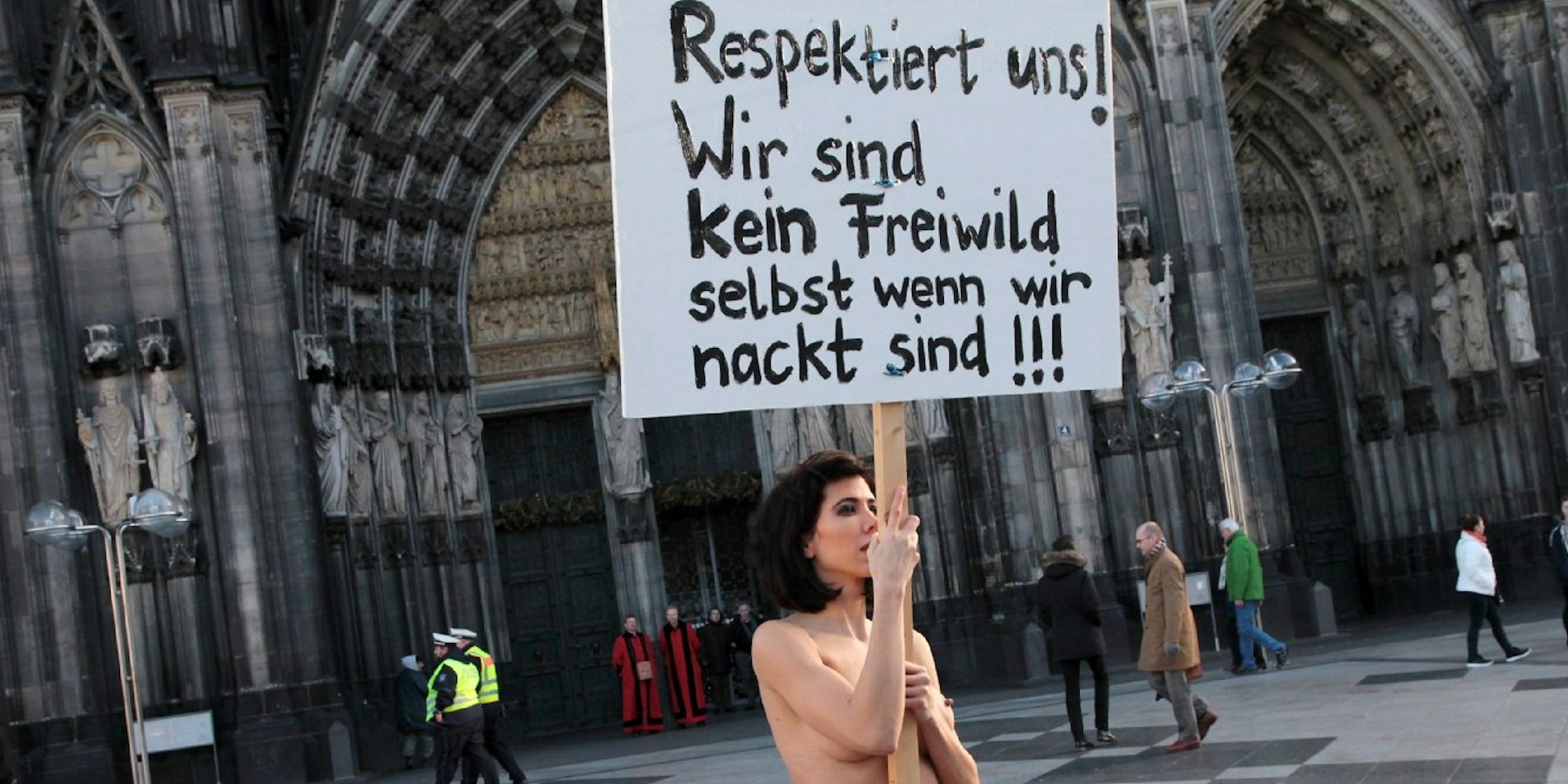 Die Schweizer Performance-Künstlerin Milo Moiré protestiert anlässlich der Silvestervorfälle in Köln nackt vor dem Dom-Hauptportal.