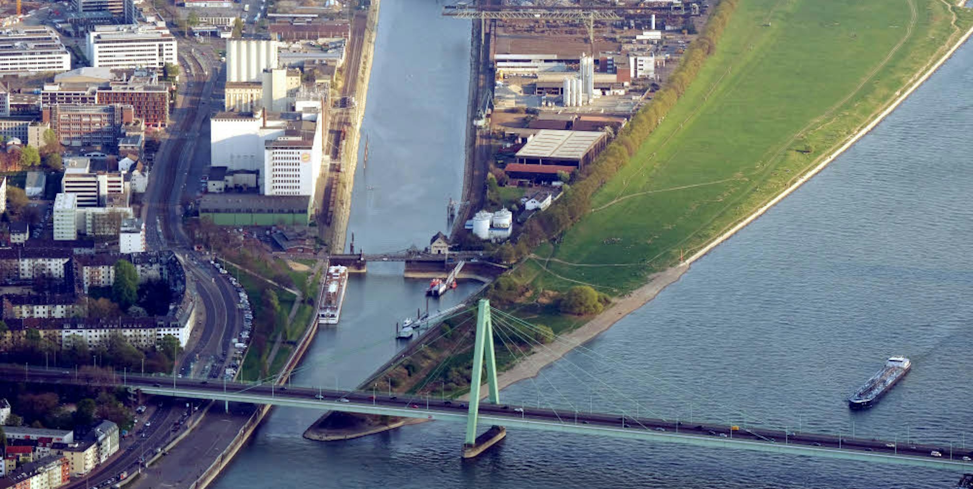 Der Schrottverwerter Theo Steil belegt noch bis Ende 2020 eine Fläche im Deutzer Hafen.