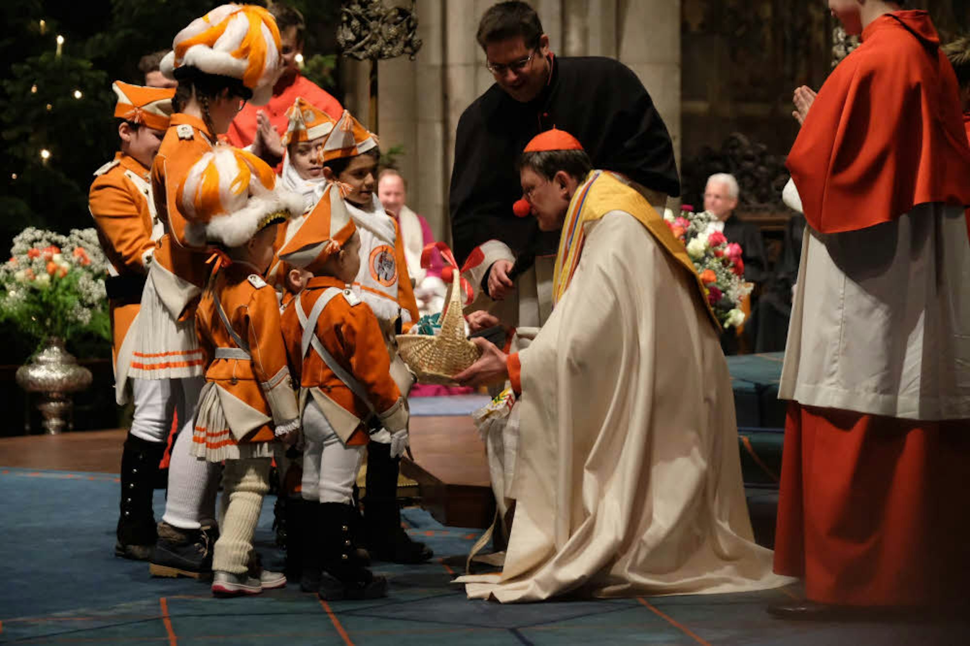 Beim Pontifikalamt für Karnevalisten nahm Kardinal Rainer Woelki im Dom Geschenke von kleinen Appelsinefunke entgegen.