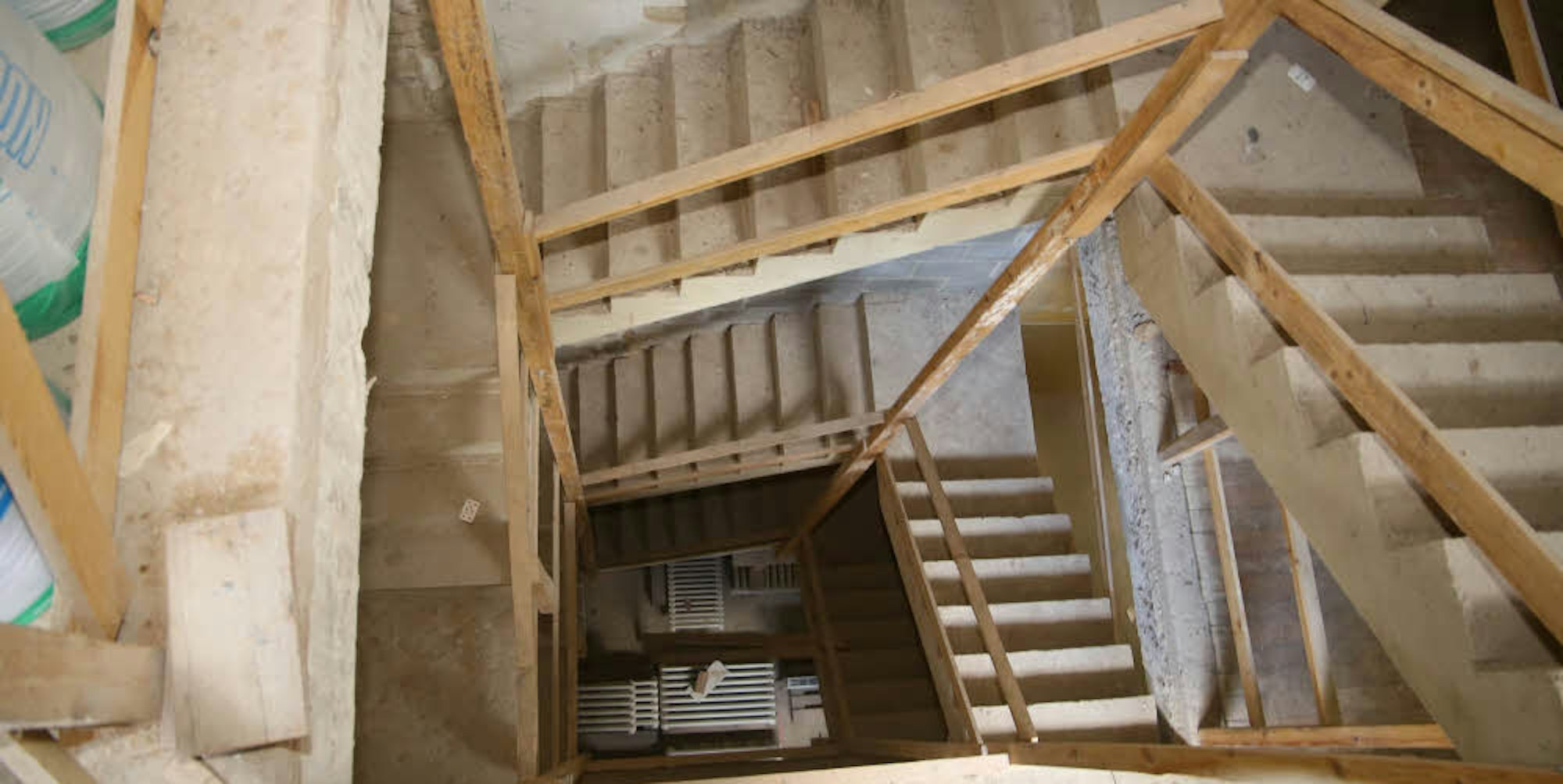 Eines von zwei neuen, weitläufigen Treppenhäusern, die an den Gebäudeenden neu gebaut werden.