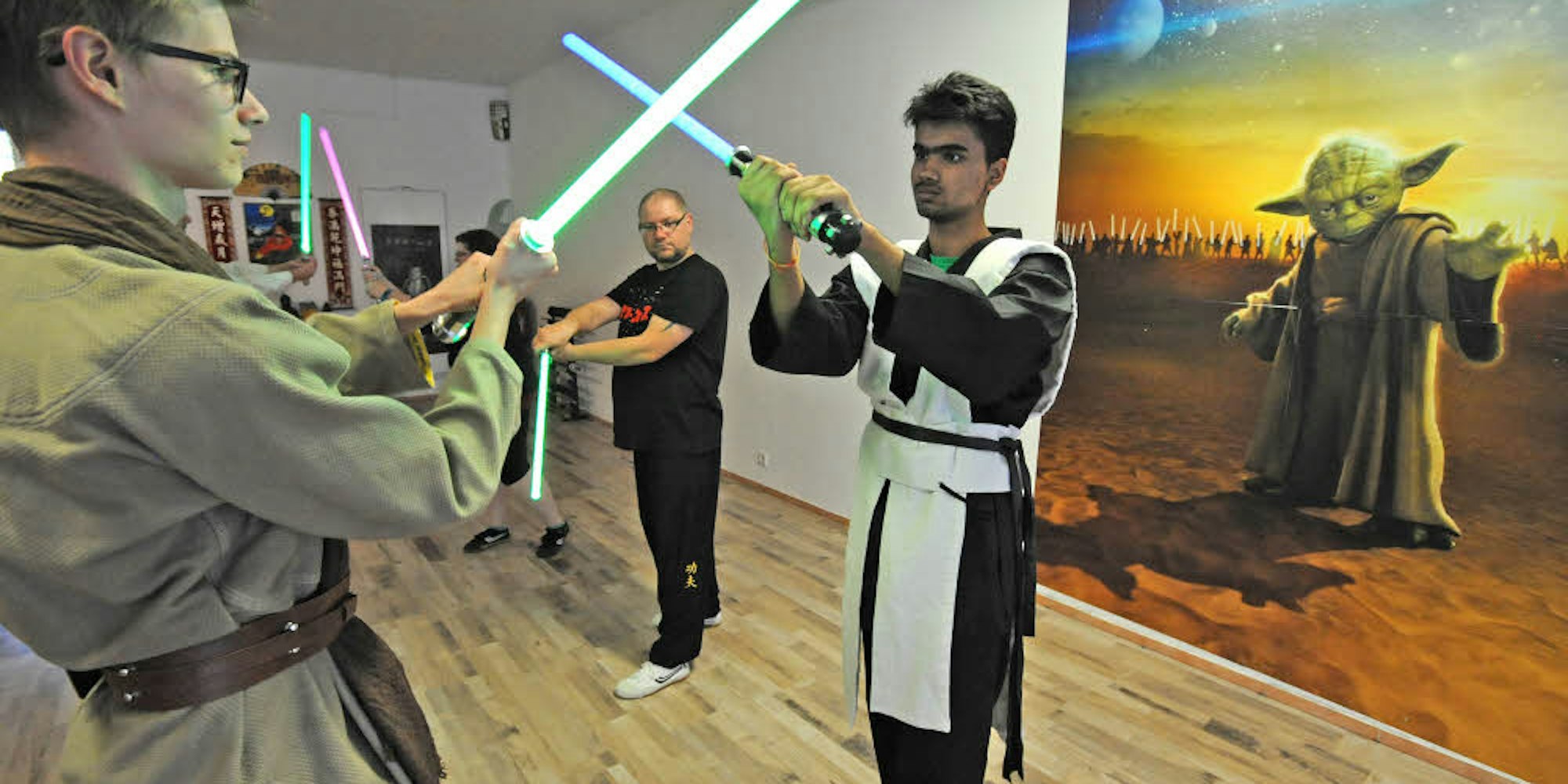 Im Jedi-Zentrum Leverkusen erlernen die Schülerinnen und Schüler den Umgang mit Lichtschwertern.