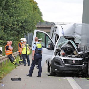 Auf der A 1 starb bei Burscheid im September der Fahrer dieses Transporters, der im Stau auf einen Lkw aufgefahren war.