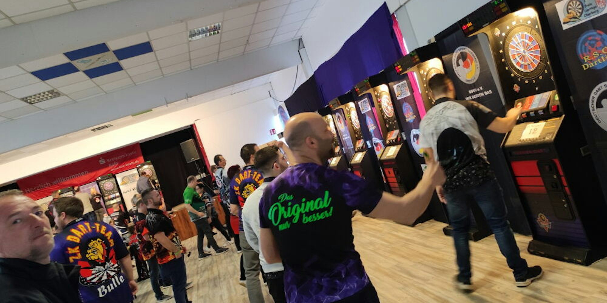 In die Glück-Auf-Halle kamen 150 Dartspielerinnen und Dartspieler, um sich miteinander zu messen.