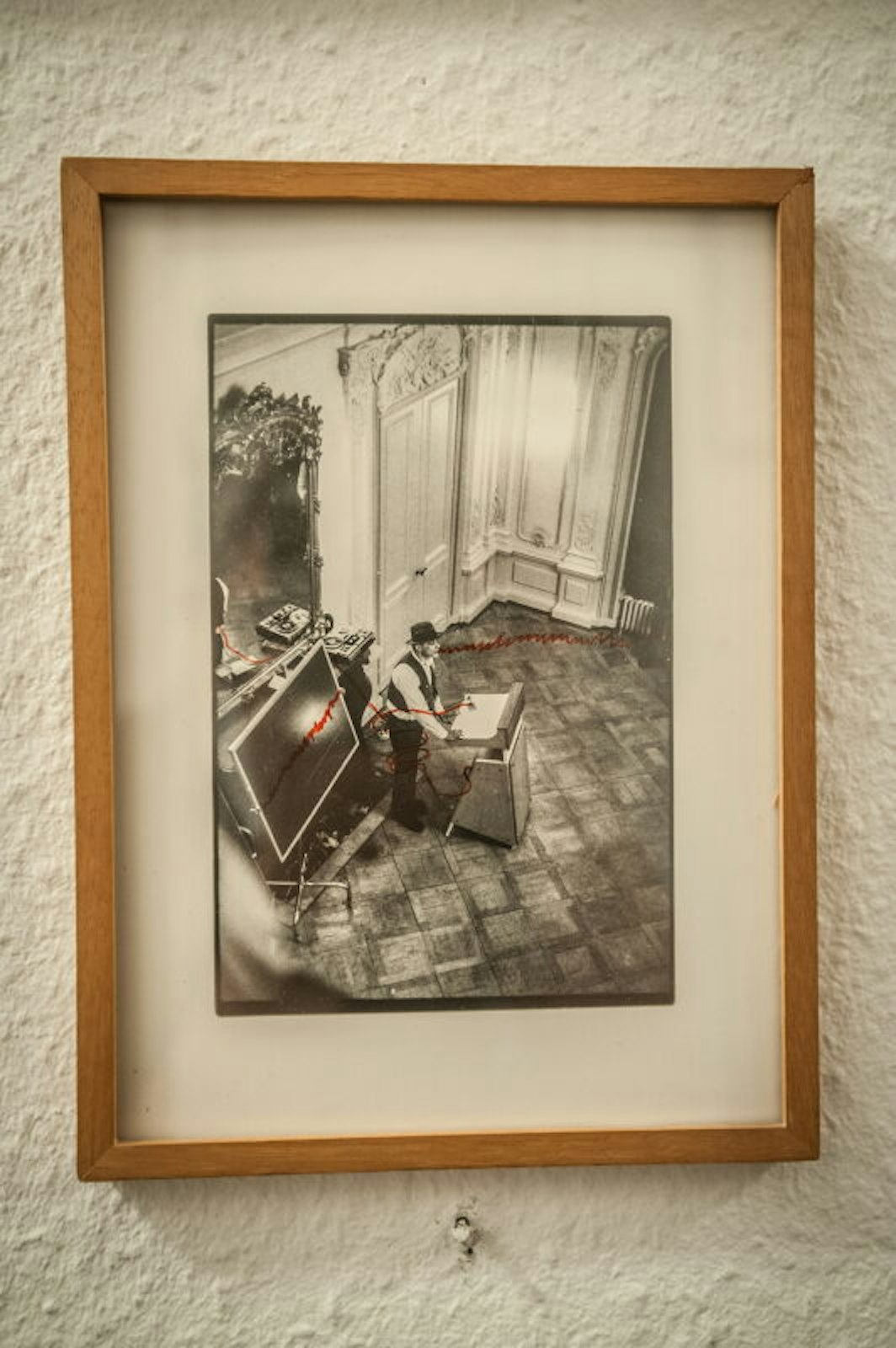 Dietmar Schneider hat unter anderem sein Foto von Beuys in Morsbroicher Spiegelsaal aufgehängt.