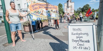 Gegenüber vor dem Tor 1 des Bayer-Konzerns versammelten sich die Gegner des geplanten Monsanto-Deals.