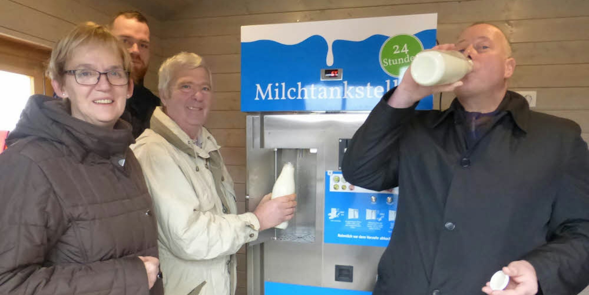 Wohl bekommt’s! Am Zapfautomat (von links) die Bauern Marlis, Thomas und Heribert Höck mit Vizebürgermeister Guido Koch.