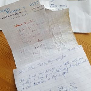 Die Botschaft aus der Flaschenpost und die Antwort aus Neuseeland samt Umschlag sind auf dem Foto zu sehen.