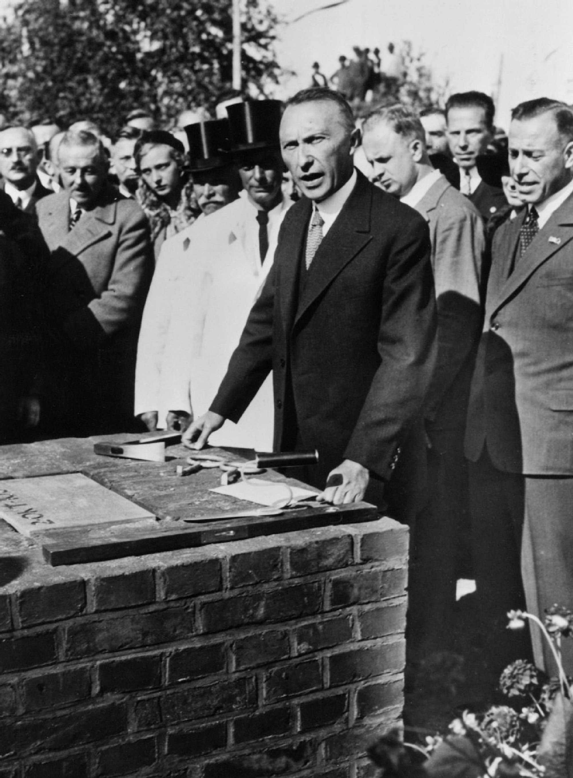 1949 wird Konrad Adenauer erster deutscher Bundeskanzler.