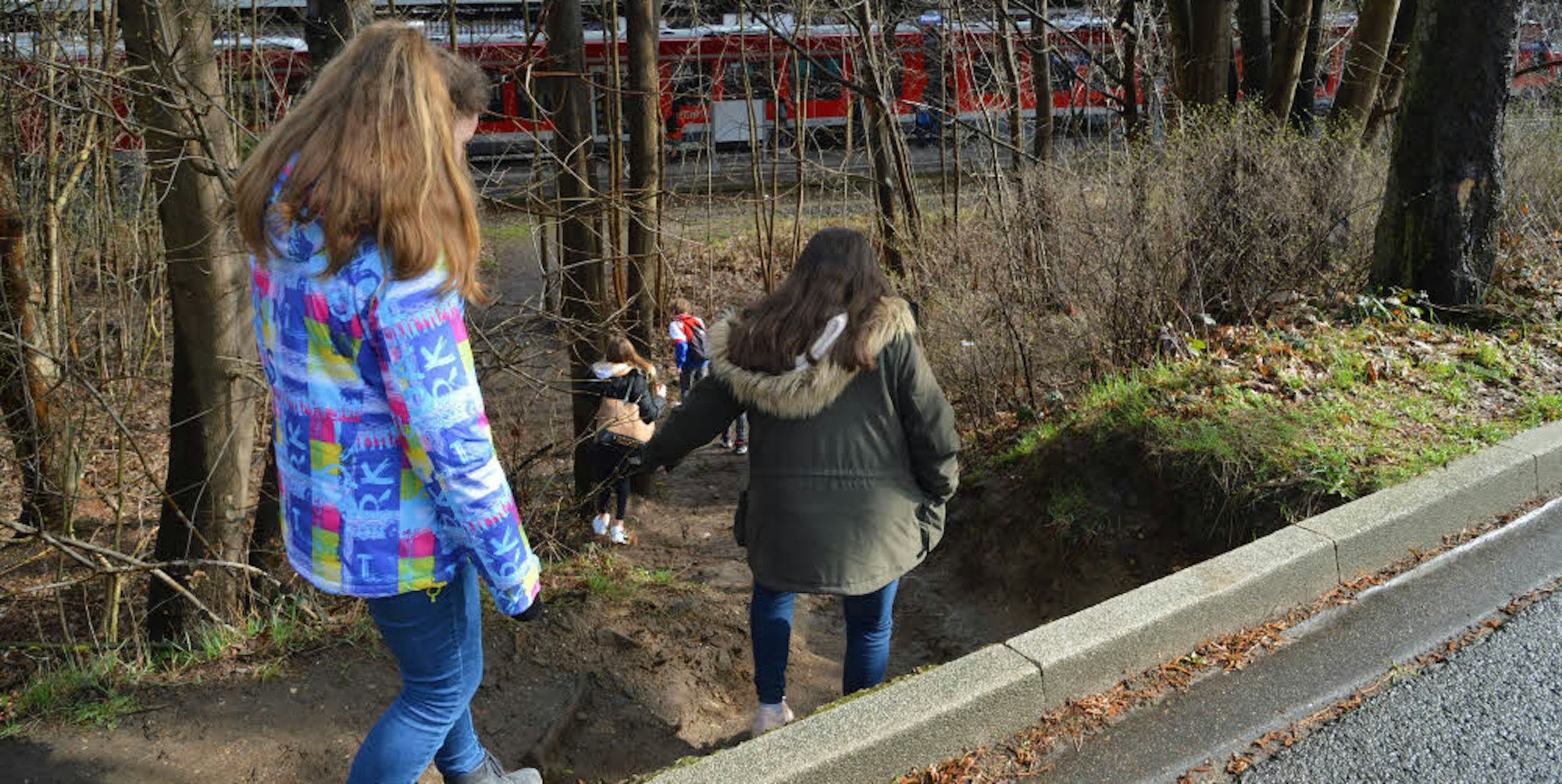 Die ungesicherte Abkürzung über die Landstraße und weiter über den Hang am Bahnhof Rösrath ist bei Schülern populär.