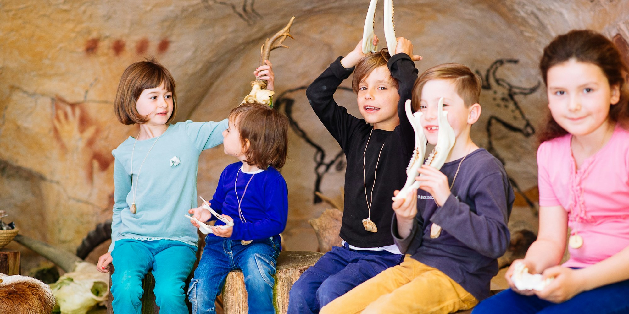 Hoehlenraum Steinzeitwerkstatt Kinder